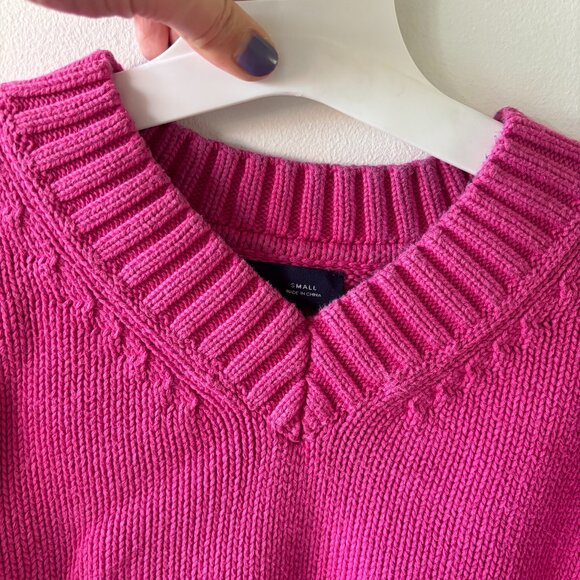 Gap 100% cotton V-Neck Sweater in neon pink in size small - Picture 4 of 5